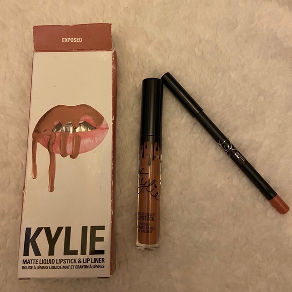 Kylie liquid lipstick and liner lip kit in exposed